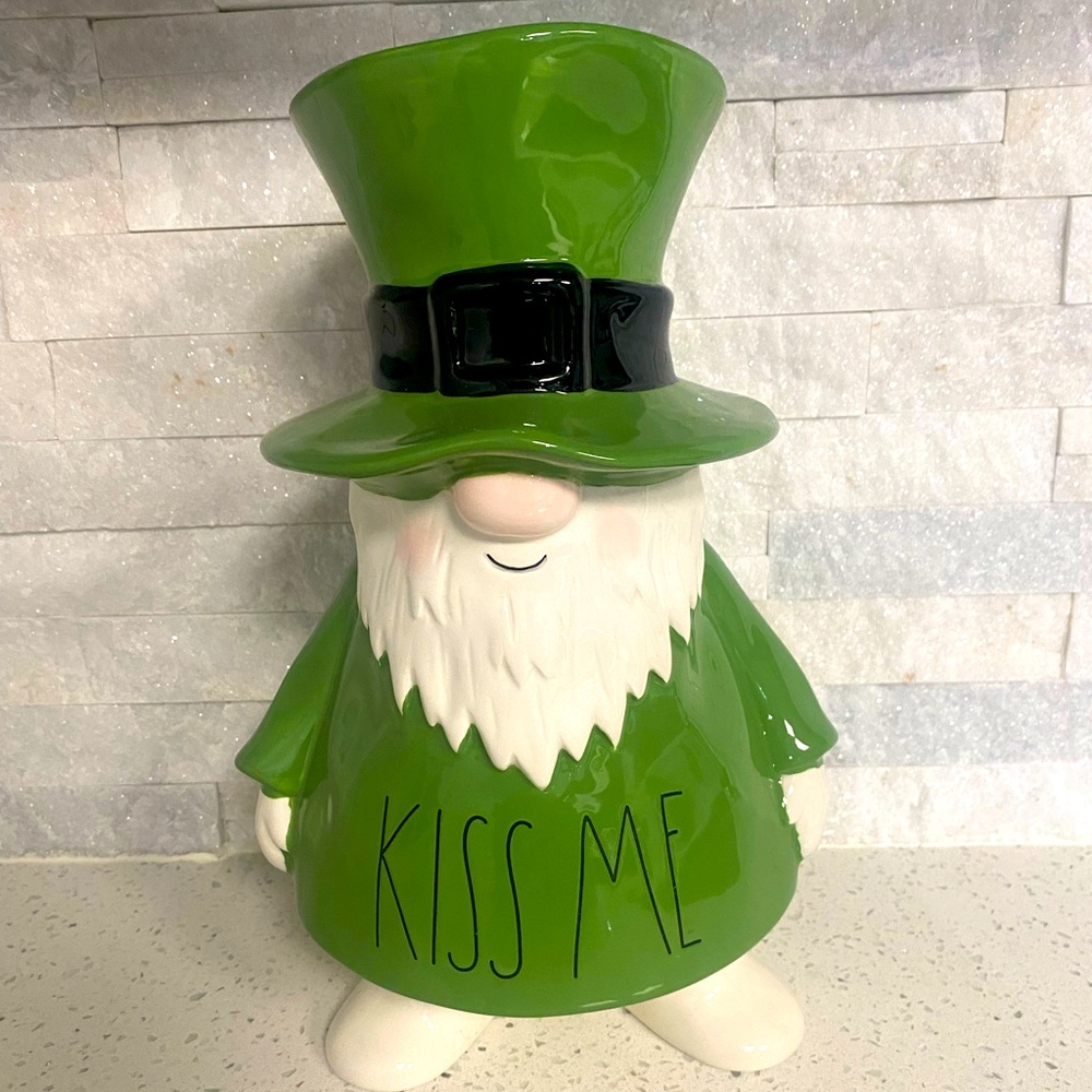 Rae Dunn Kiss Me Gnome 🍀☘️